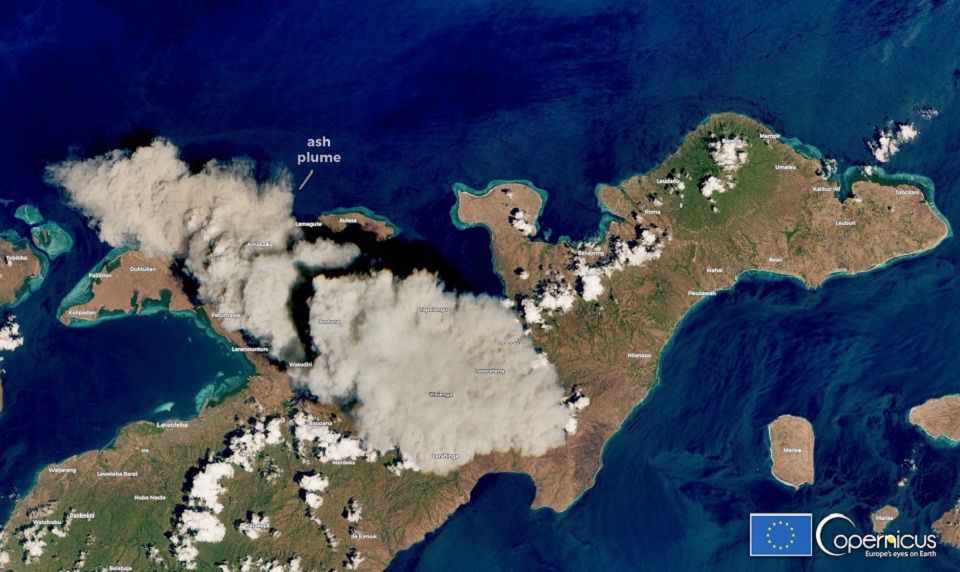 Σύννεφο καπνού ύψους 4 χλμ από έκρηξη ηφαιστείου (βίντεο)-1