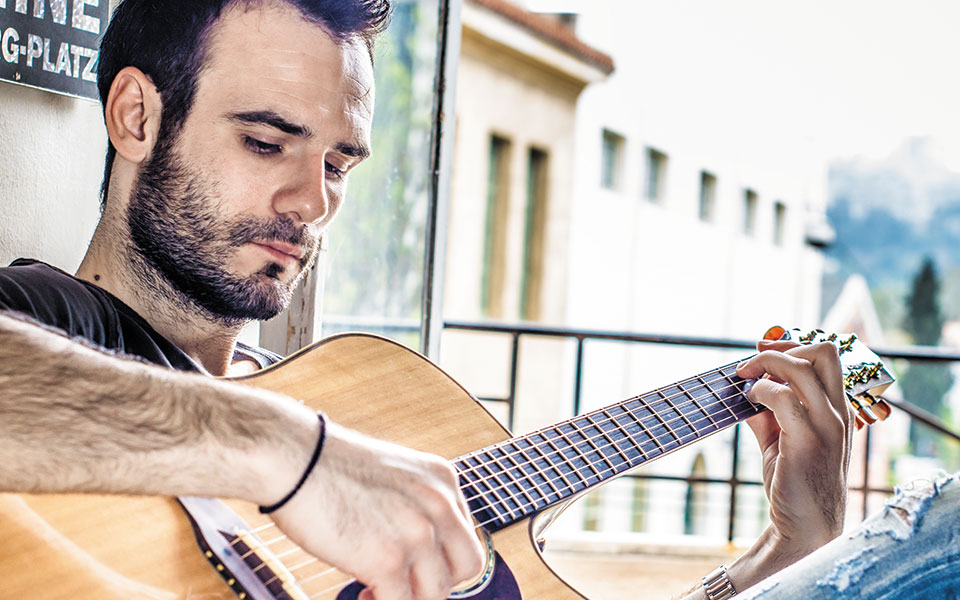 ενα-εικοσιτετράωρο-με-τον-τραγουδιστ-561148405