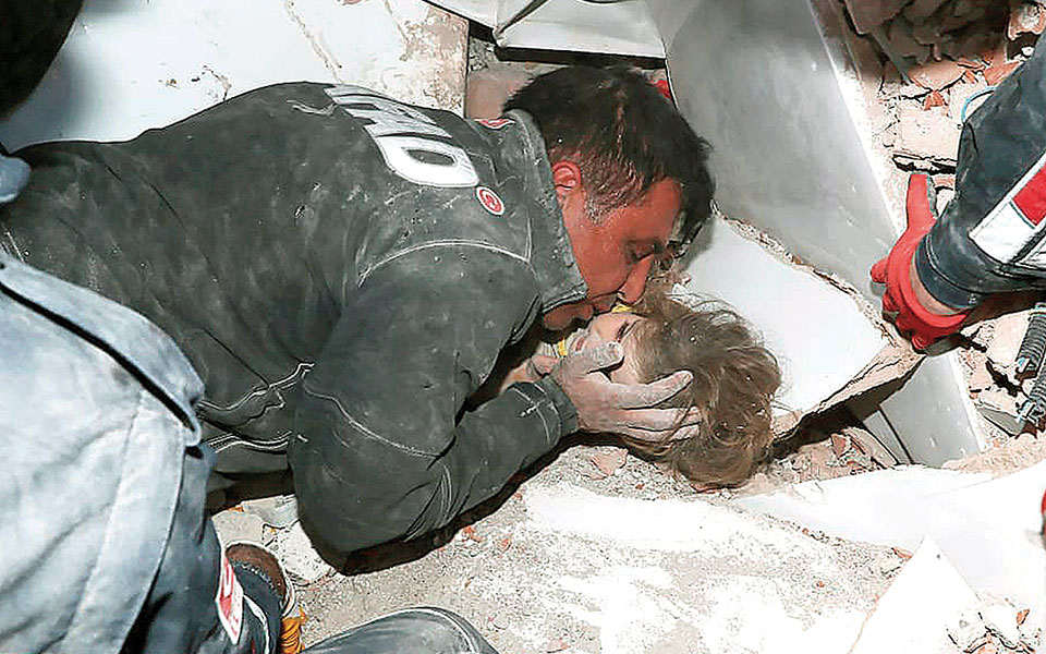 ανασύρθηκε-ζωντανή-91-ώρες-μετά-τον-σεισ-561143266