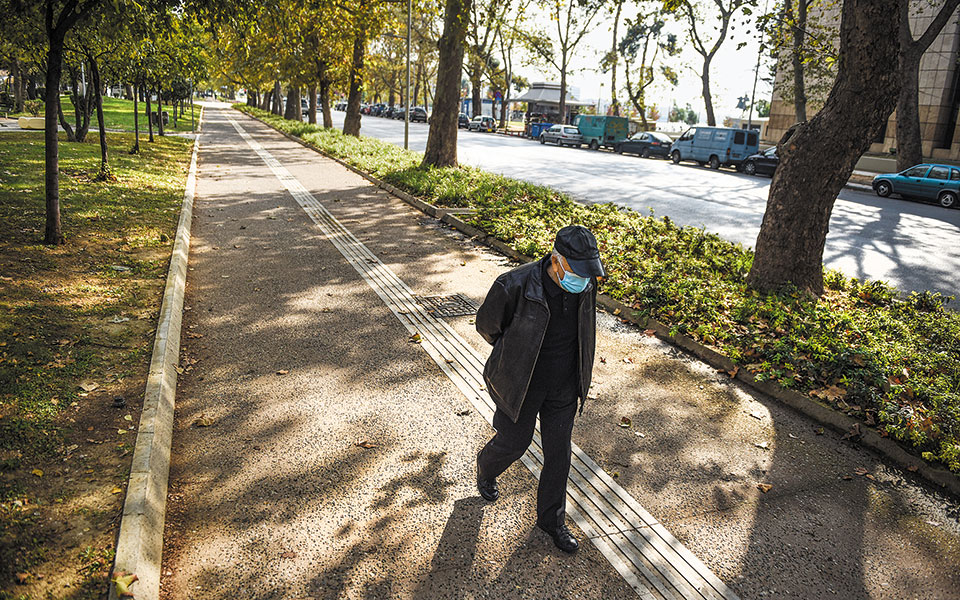 μείωση-κρουσμάτων-σε-ρευστό-σκηνικό-561179311