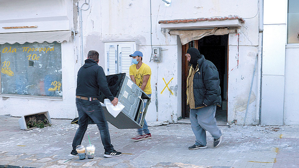 Η Σάμος προσπαθεί να σταθεί στα πόδια της – Οδοιπορικό της «Κ» στο πληγωμένο νησί-3