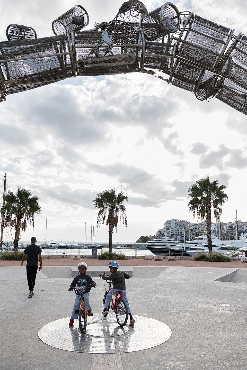 Στον Πειραιά για περίπατο δίπλα στα πλοία-2