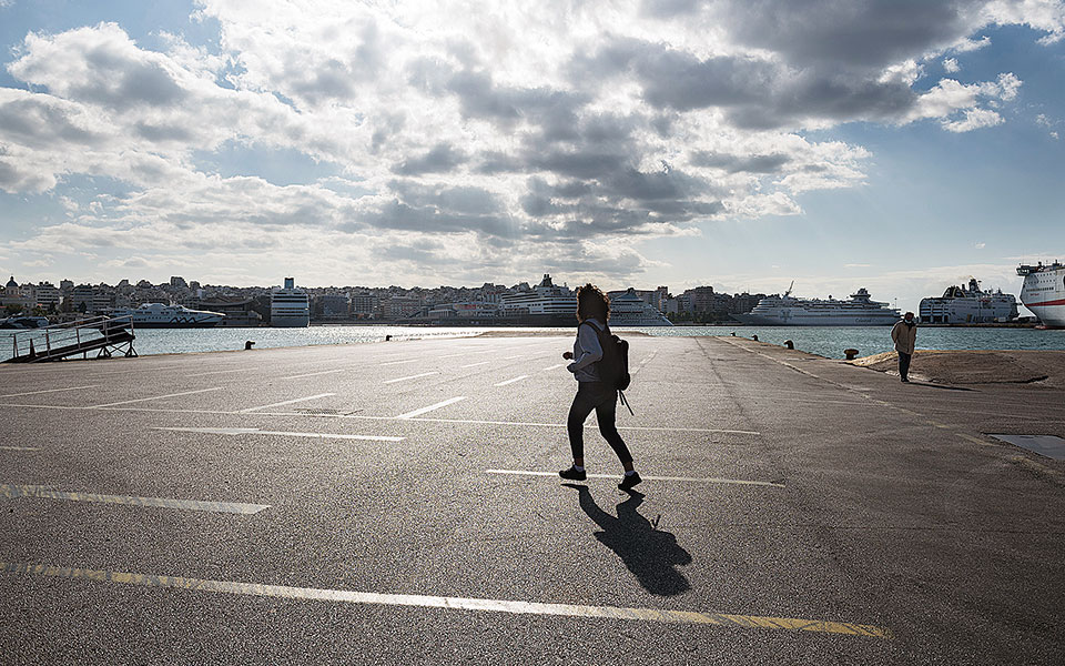 στον-πειραιά-για-περίπατο-δίπλα-στα-πλ-561156385