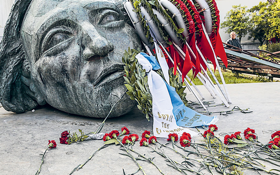 μπαράζ-τοποθετήσεων-για-τη-συνταγματ-561159502