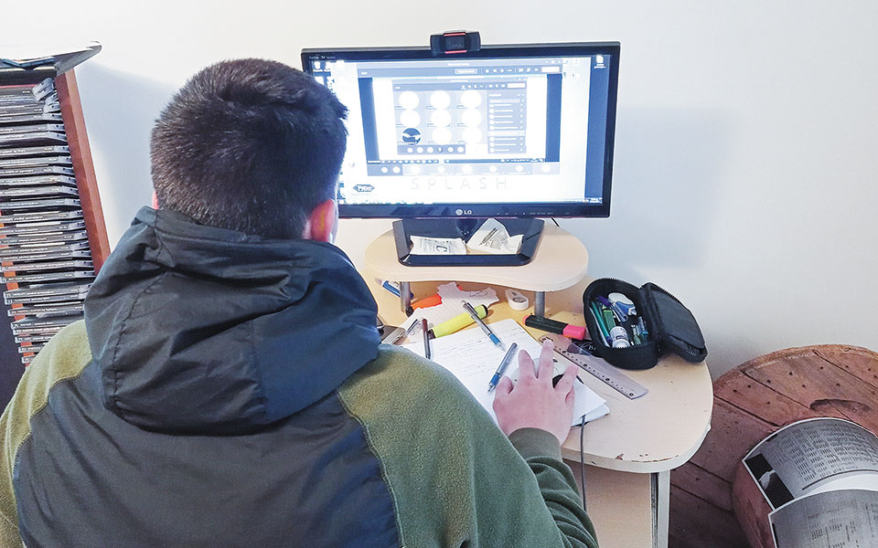 αγνωστοι-εισβάλλουν-στις-διαδικτυ-561162679