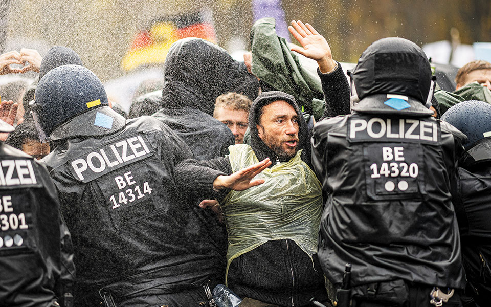 Δυσαρέσκεια για τα μέτρα στη Γερμανία-1