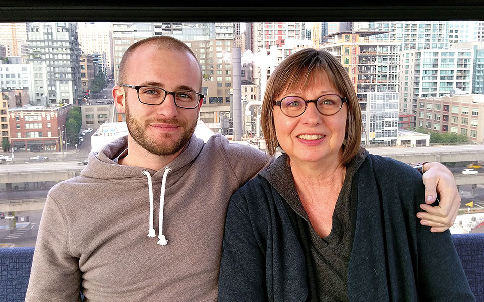 μητέρα-και-γιος-εθελοντές-για-το-εμβόλ-561169123