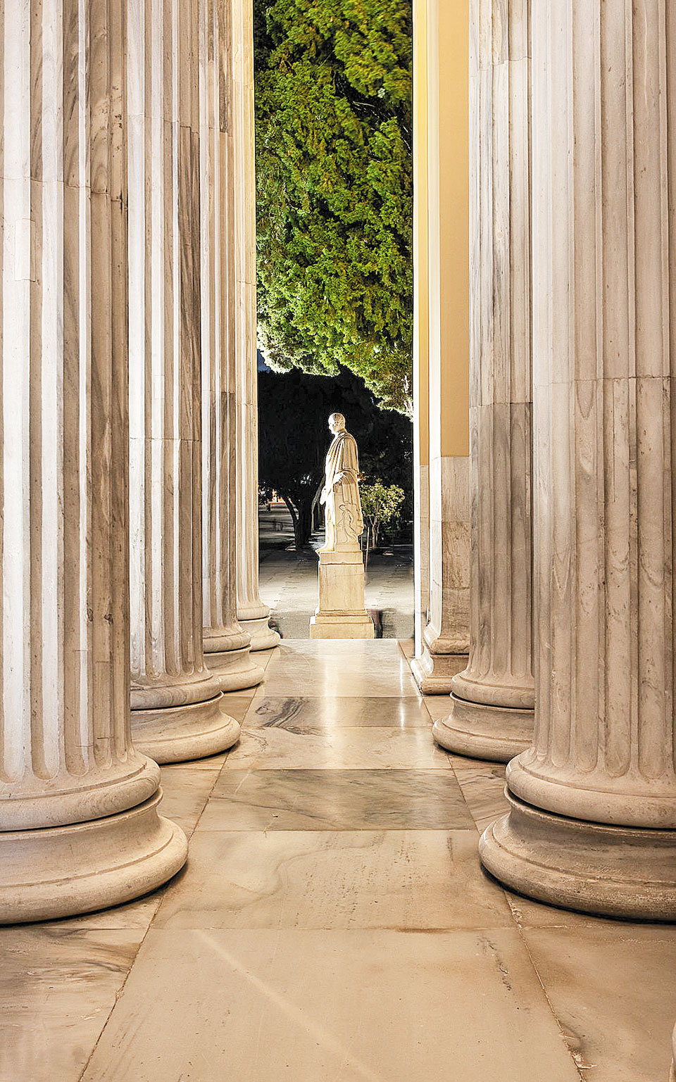 H Ελευθερία Ντεκώ φώτισε τα αγάλματα του Ζαππείου, που ήταν για δεκαετίες στο σκοτάδι-2