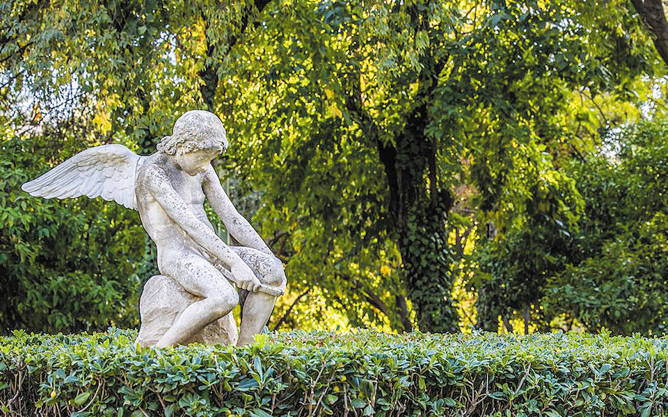 H Ελευθερία Ντεκώ φώτισε τα αγάλματα του Ζαππείου, που ήταν για δεκαετίες στο σκοτάδι-1