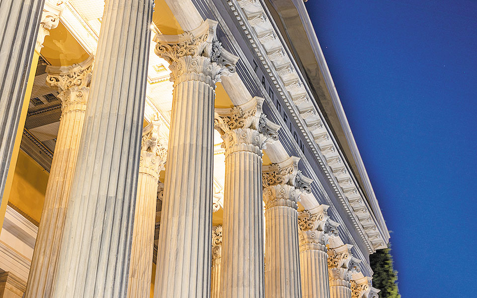 h-ελευθερία-ντεκώ-φώτισε-τα-αγάλματα-το-561168535