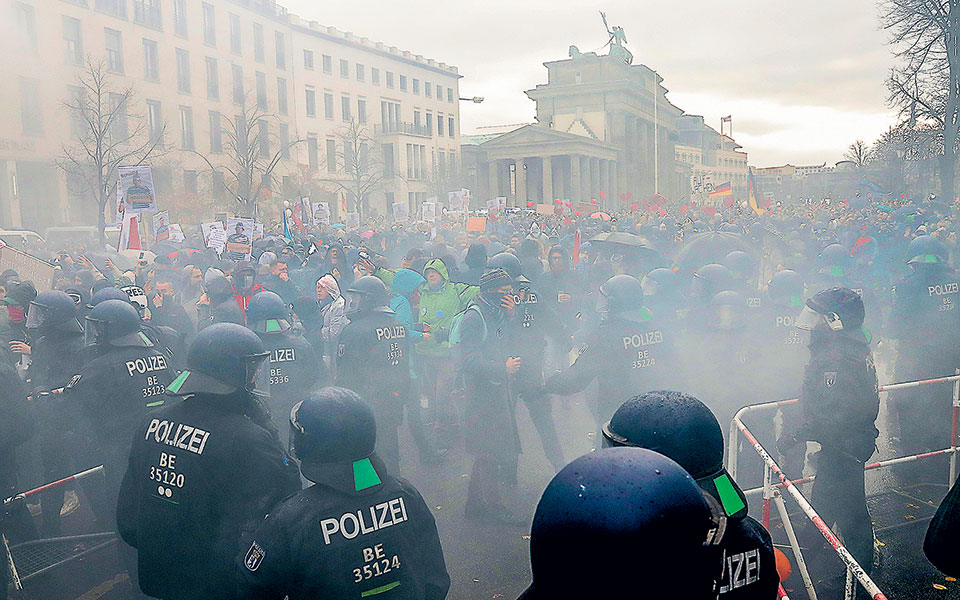 Η Ακροδεξιά ενσωματώνει τους αρνητές του κορωνοϊού-1