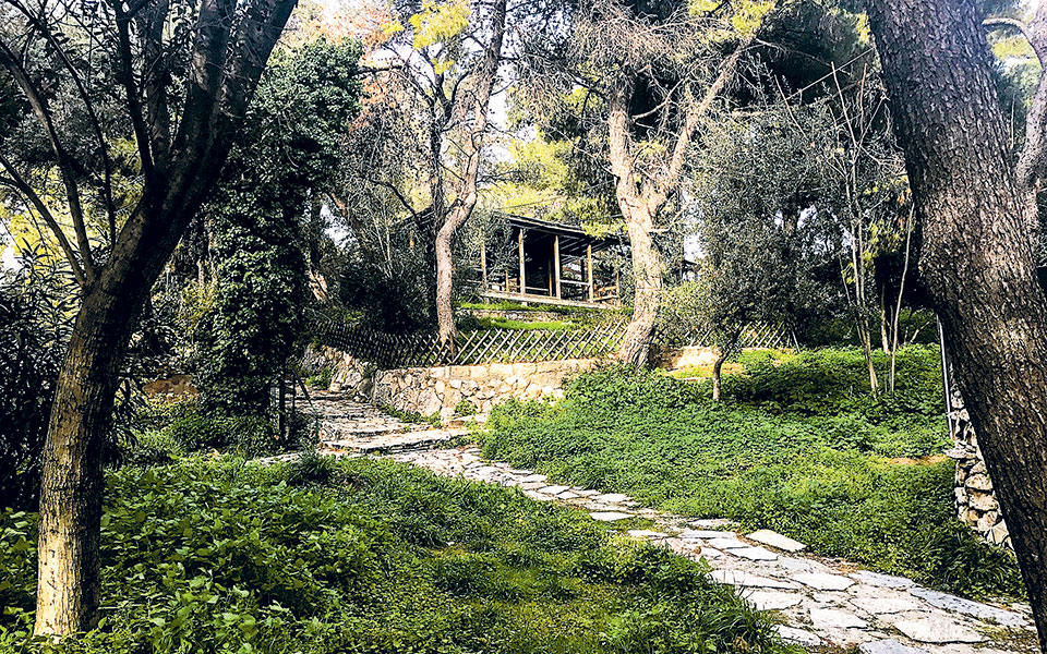 αρχαίοι-λόφοι-το-αιώνιο-πάρκο-της-αθήν-561167764