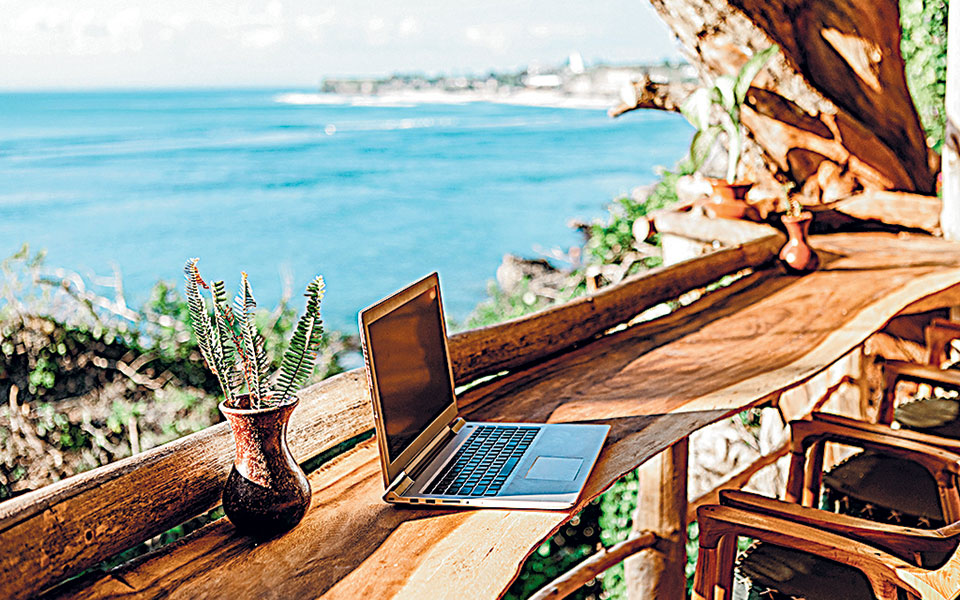 ψηφιακοί-νομάδες-μια-παραλία-και-καλή-561167749