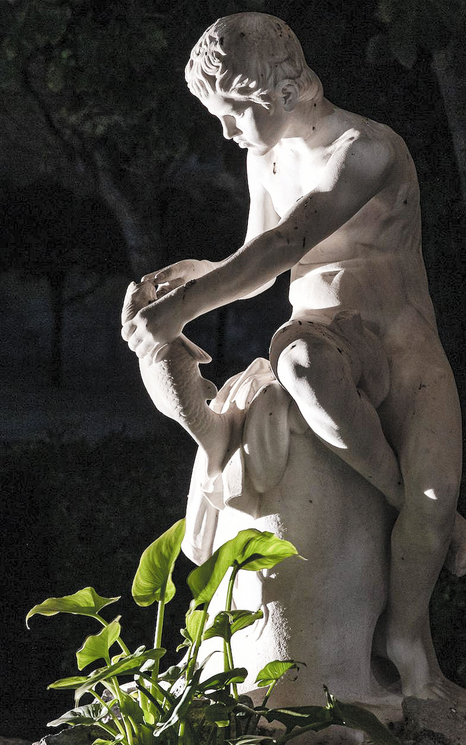 H Ελευθερία Ντεκώ φώτισε τα αγάλματα του Ζαππείου, που ήταν για δεκαετίες στο σκοτάδι-3