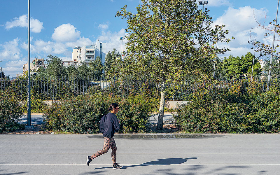 γκάζι-κπισν-με-τα-πόδια-στον-ποδηλατ-561171325