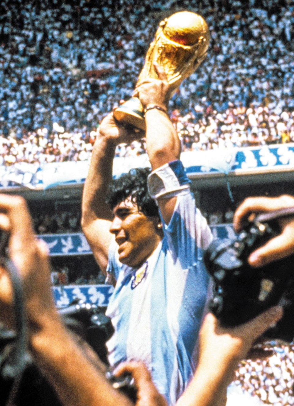 Μαραντόνα: Ένα ατίθασο αγρίμι που έβγαζε τη γλώσσα στο σύστημα-1