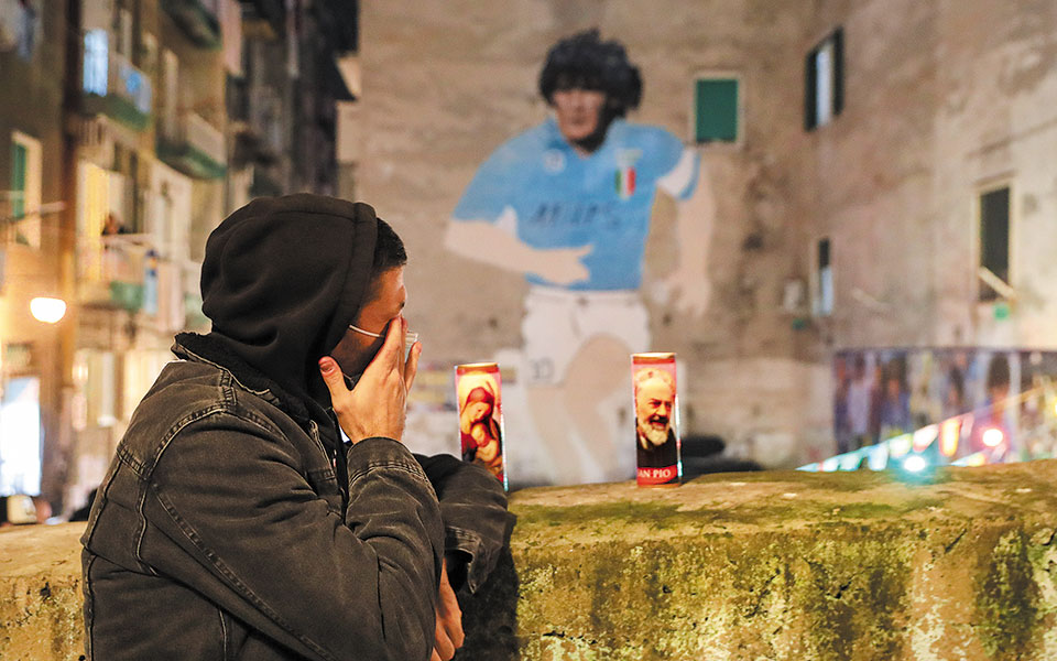 ντιέγκο-μαραντόνα-ο-θεός-δεν-μένει-π-561173413