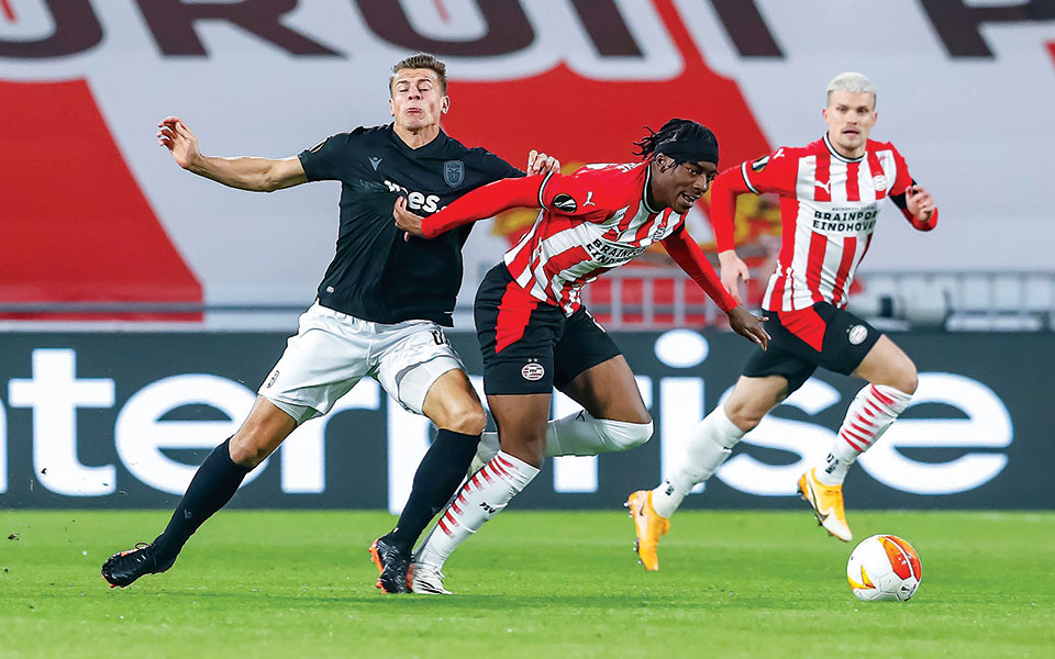 προσπέρασε-τον-παοκ-η-αϊντχόφεν-με-νίκ-561175111