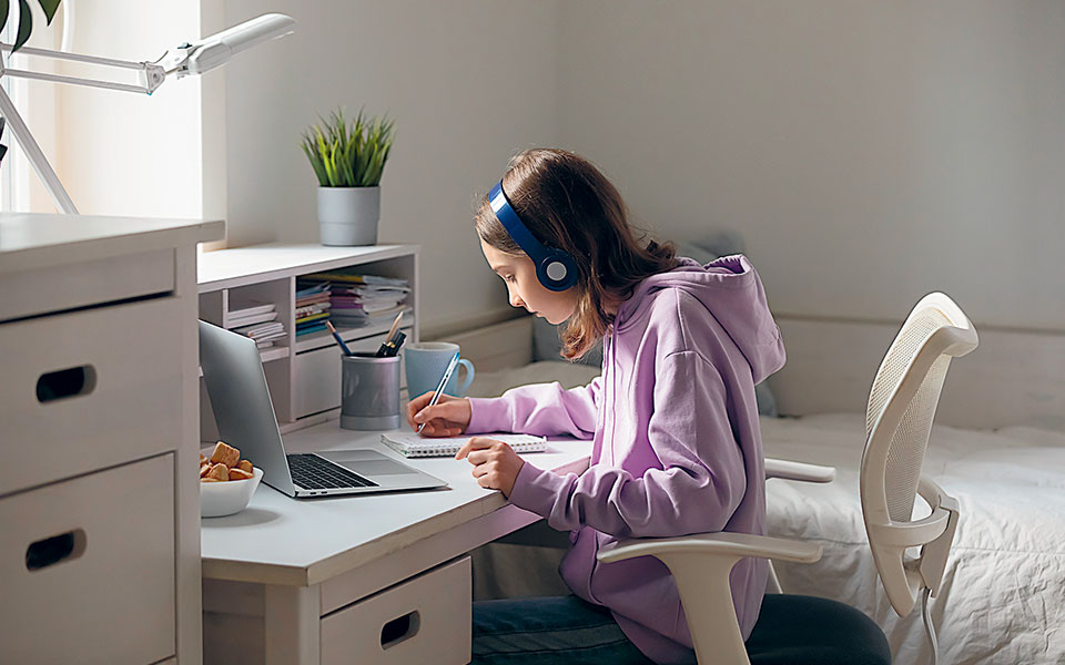 τα-θλιμμένα-παιδιά-της-τηλεκπαίδευση-561177106