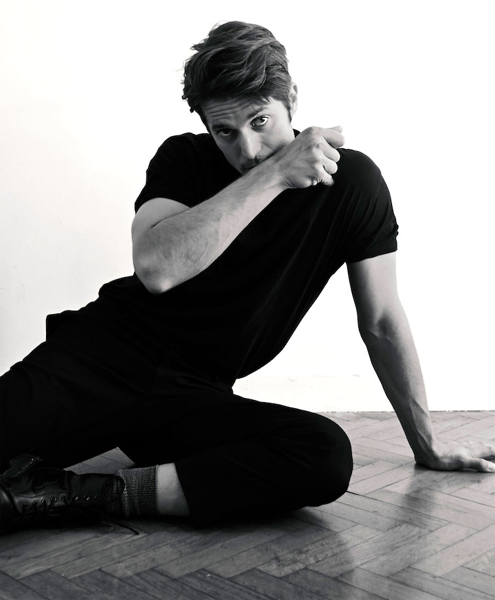 Lucas Bravo, πώς νιώθεις που σε συζητάει ένας ολόκληρος πλανήτης;-1