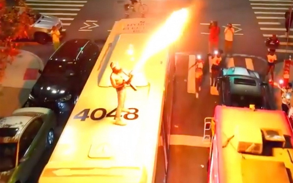 ράπερ-πετάει-κυριολεκτικά-φωτιές-από-561166258