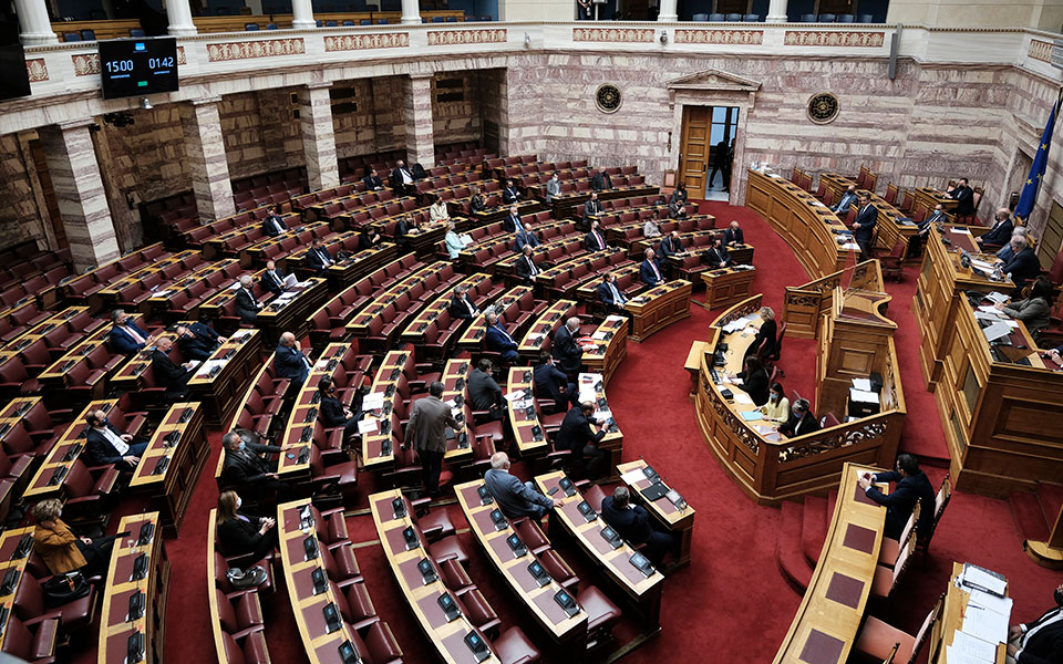 mετωπική-σύγκρουση-στη-σκιά-της-πανδημ-561155683