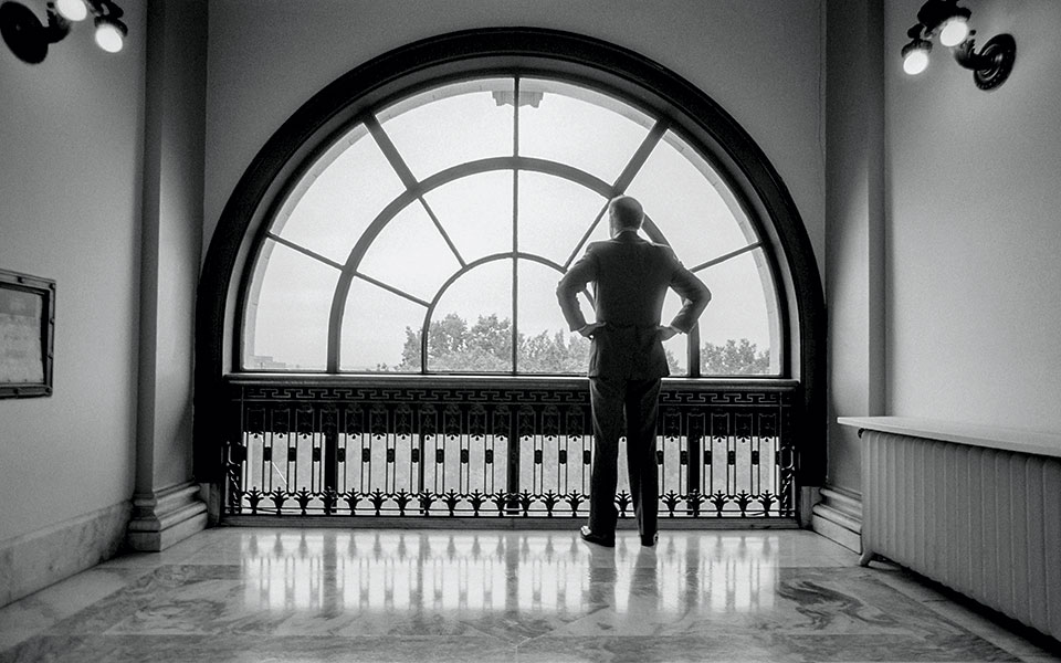 με-την-πλάτη-στο-παρελθόν-561159823