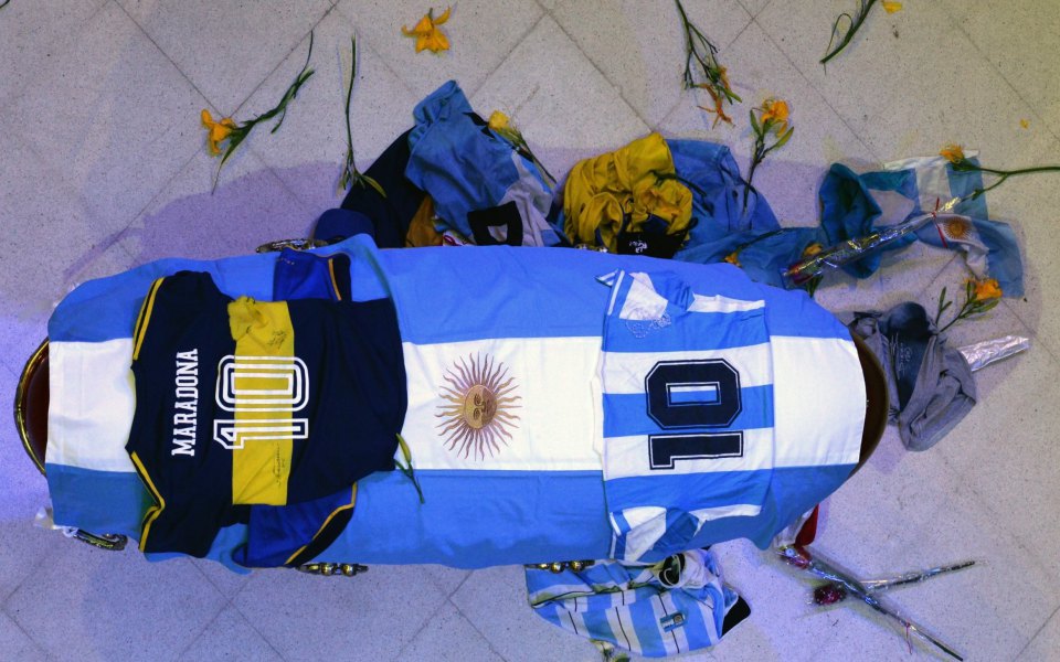 Στην αιωνιότητα ο Μαραντόνα – Χιλιάδες άνθρωποι τον συνόδευσαν στην τελευταία του κατοικία-9