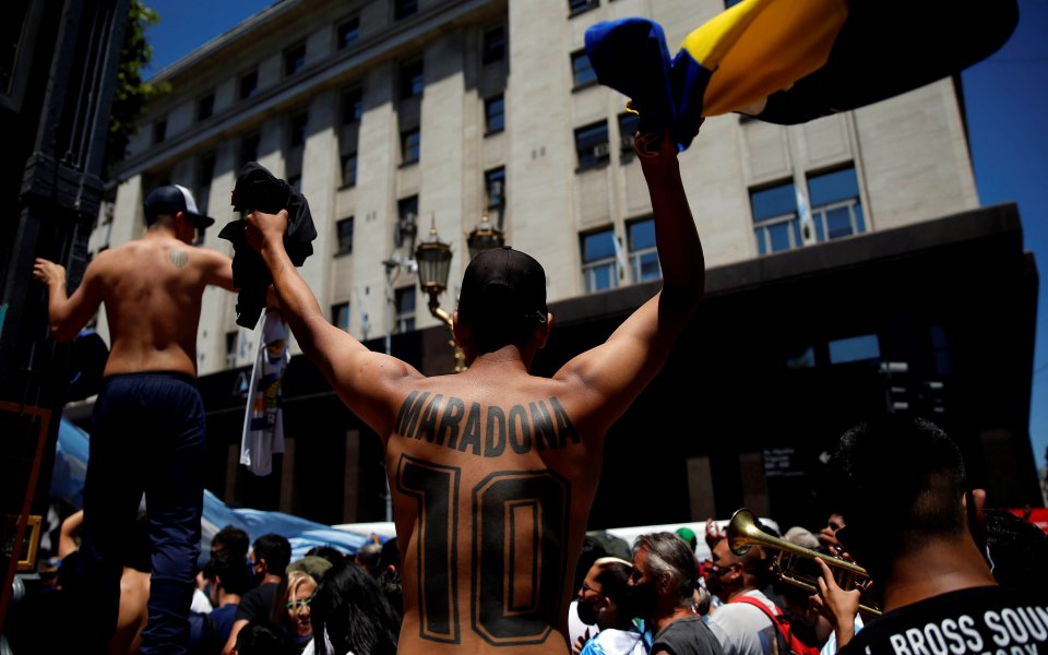 Στην αιωνιότητα ο Μαραντόνα – Χιλιάδες άνθρωποι τον συνόδευσαν στην τελευταία του κατοικία-7