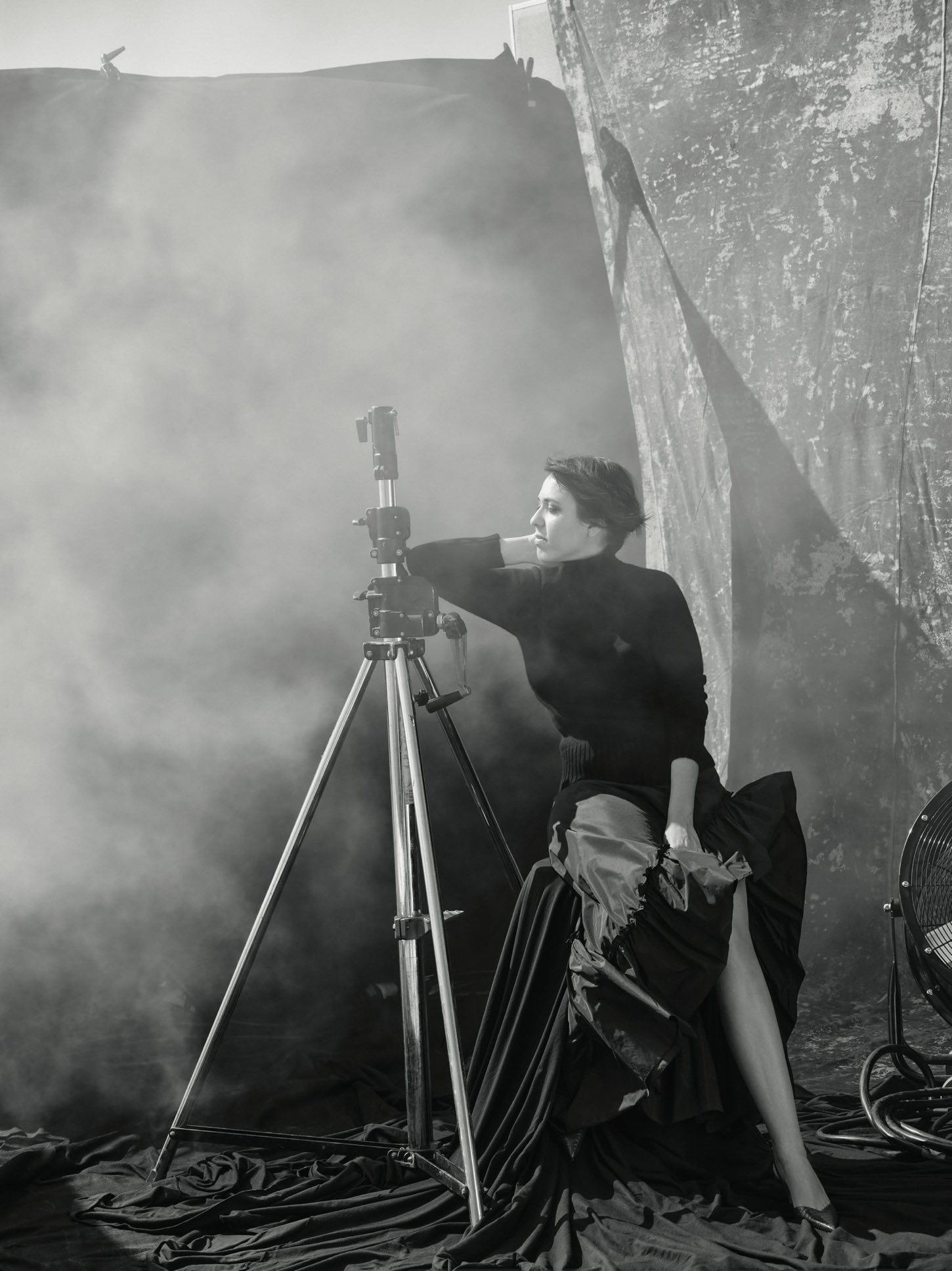 Η Ρηνιώ Δραγασάκη φοράει φούστα από μεταξωτό ταφτά και πουλόβερ από μαλλί και κασμίρι, Max Mara Boutique. Δερμάτινα παπούτσια Jimmy Choo, Kalogirou. Τρεις Ελληνίδες σκηνοθέτιδες γράφουν τη δική τους κινηματογραφική ιστορία-3