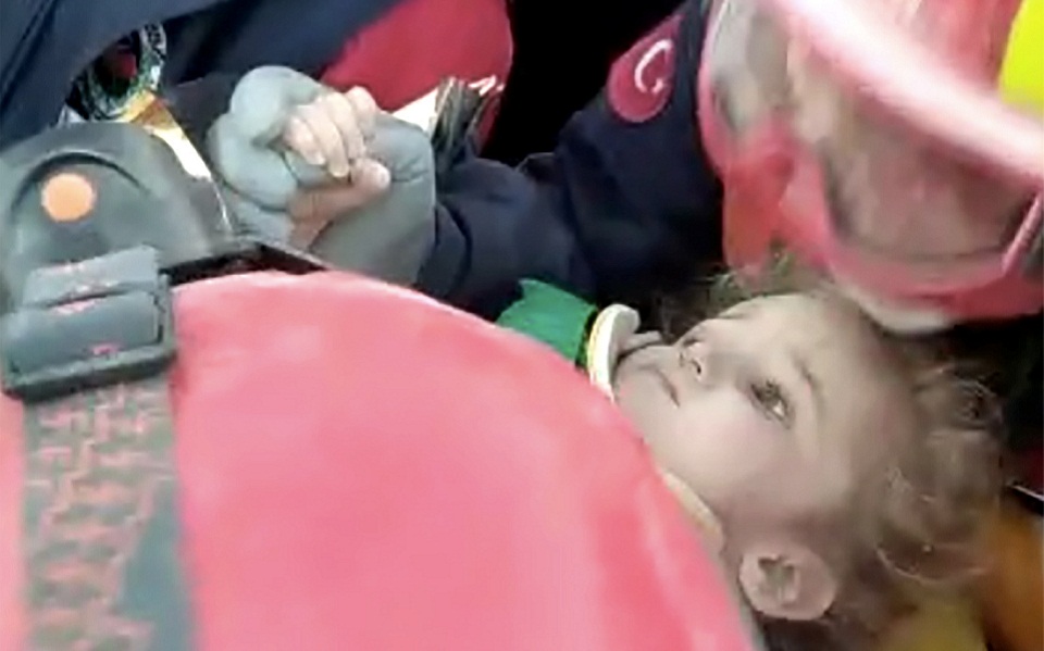 τρίχρονο-κορίτσι-διασώζεται-τρεις-μέ-561140293