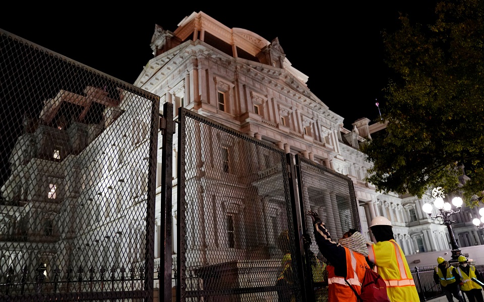 Τείχος προστασίας γύρω από τον Λευκό Οίκο (εικόνες)-3