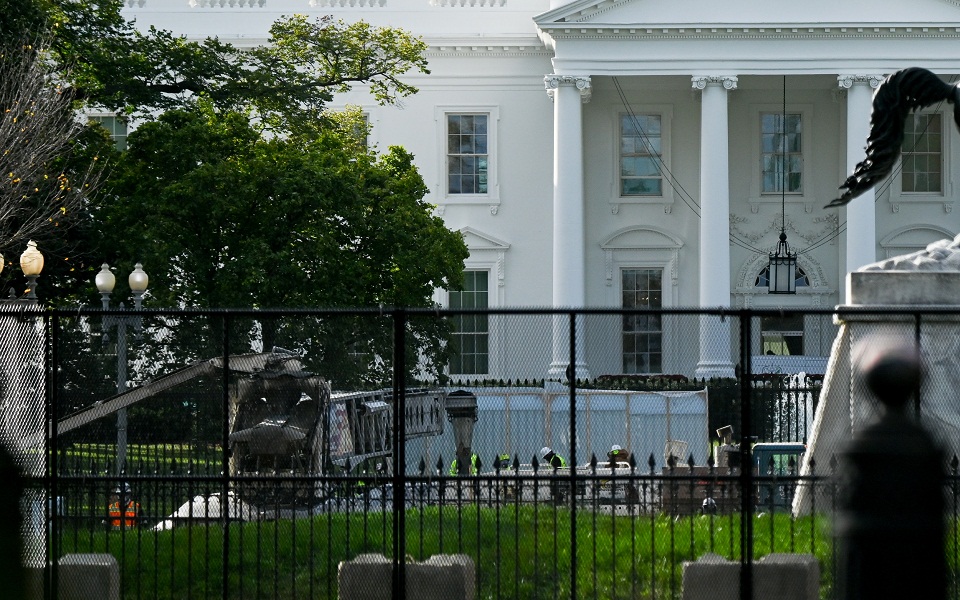 τείχος-προστασίας-γύρω-από-τον-λευκό-ο-561141643