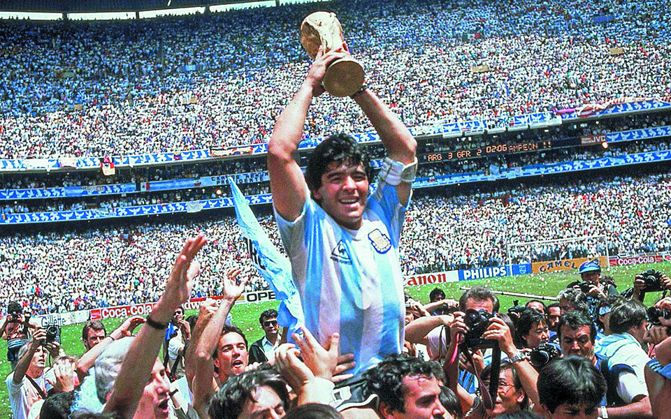 ντιέγκο-μαραντόνα-μια-ομάδα-μόνος-του-561178075