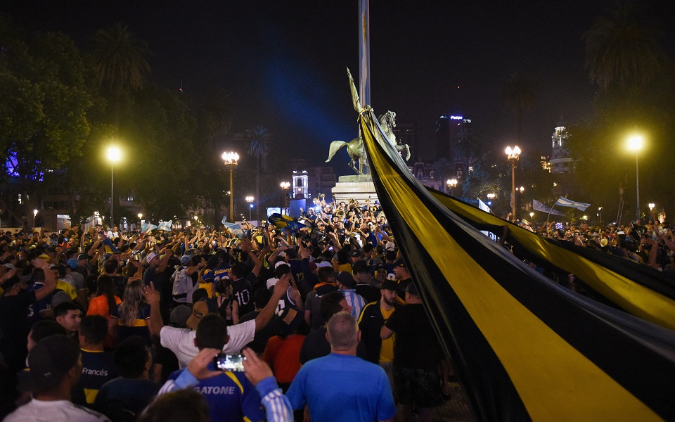 Ολονυκτία πένθους και τιμής για τον Μαραντόνα (εικόνες)-6