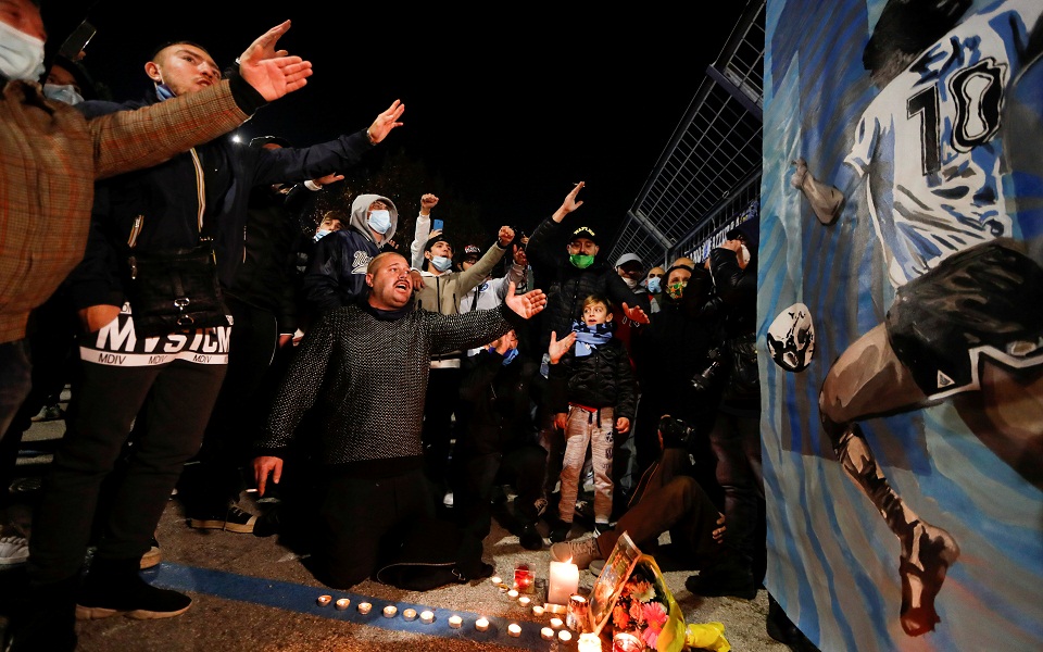 Ολονυκτία πένθους και τιμής για τον Μαραντόνα (εικόνες)-9