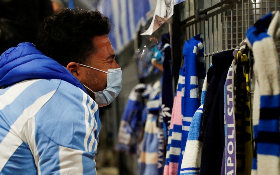 Ολονυκτία πένθους και τιμής για τον Μαραντόνα (εικόνες)-8