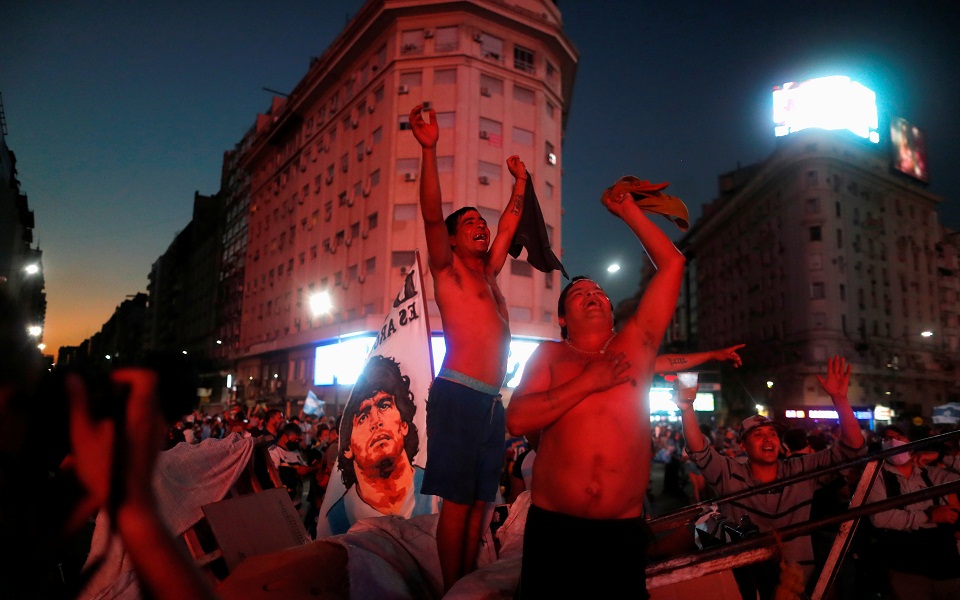 Ολονυκτία πένθους και τιμής για τον Μαραντόνα (εικόνες)-5