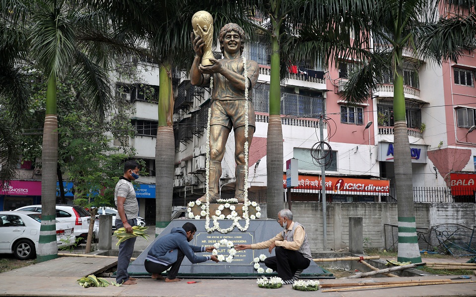 Ολονυκτία πένθους και τιμής για τον Μαραντόνα (εικόνες)-14