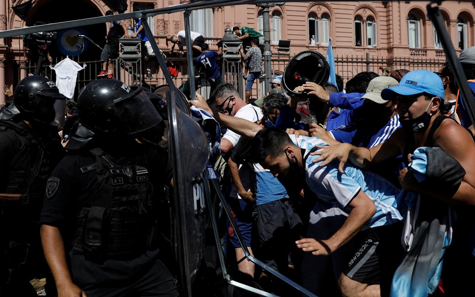 τα-επεισόδια-κηλίδωσαν-την-ιερή-μέρα-τ-561175240