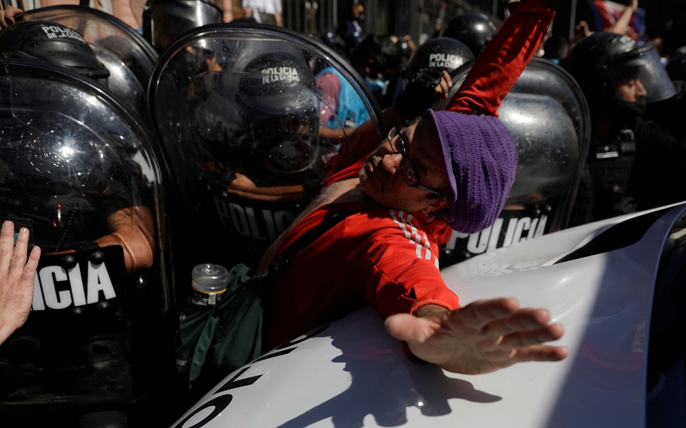 Τα επεισόδια κηλίδωσαν την ιερή μέρα του Μαραντόνα (εικόνες)-1