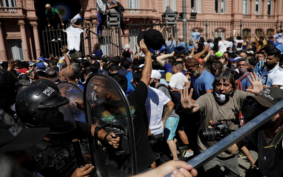 Τα επεισόδια κηλίδωσαν την ιερή μέρα του Μαραντόνα (εικόνες)-2