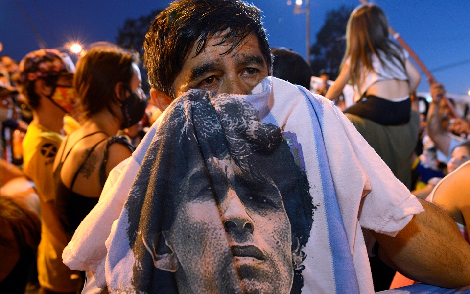 Ολονυκτία πένθους και τιμής για τον Μαραντόνα (εικόνες)-4