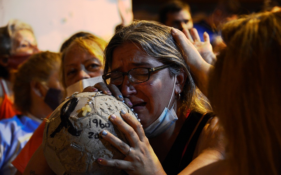 Ολονυκτία πένθους και τιμής για τον Μαραντόνα (εικόνες)-1