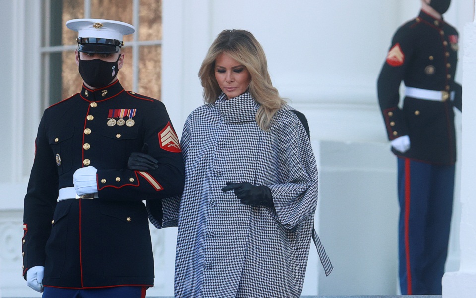 Η Μελάνια Τραμπ υποδέχθηκε το προεδρικό έλατο (εικόνες)-1