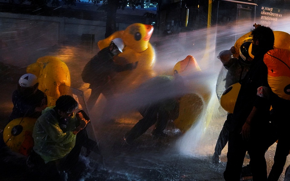 δεκάδες-πλαστικές-πάπιες-συμμετέχου-561164104