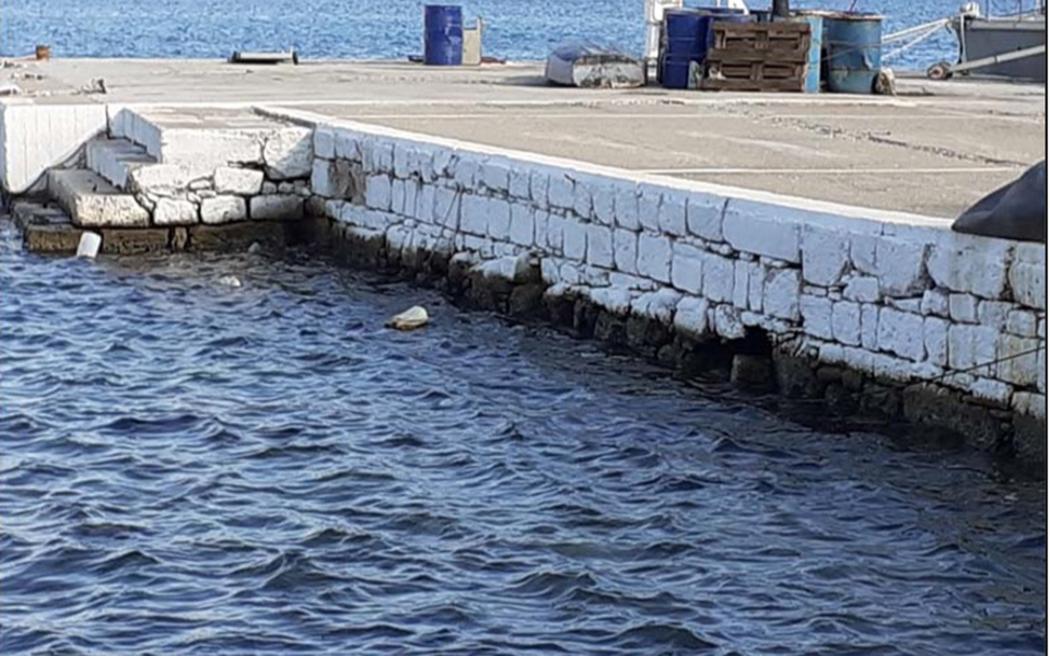 ένα-παιδί-νεκρό-σε-ναυάγιο-βάρκας-με-με-561149494