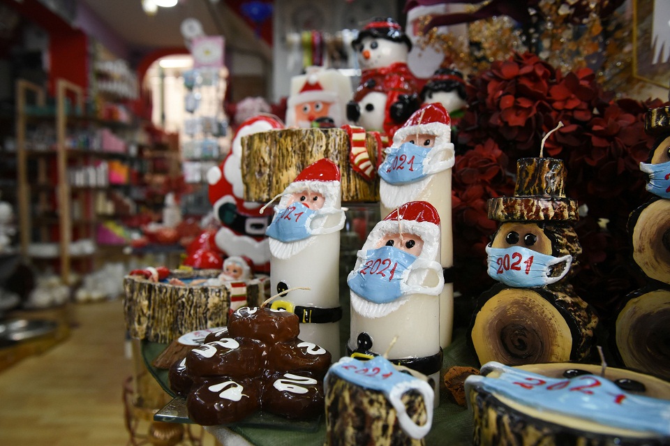 Άγιος Βασίλης με μάσκα σε διακοσμητικά κεριά στη Θεσσαλονίκη (εικόνες)-2