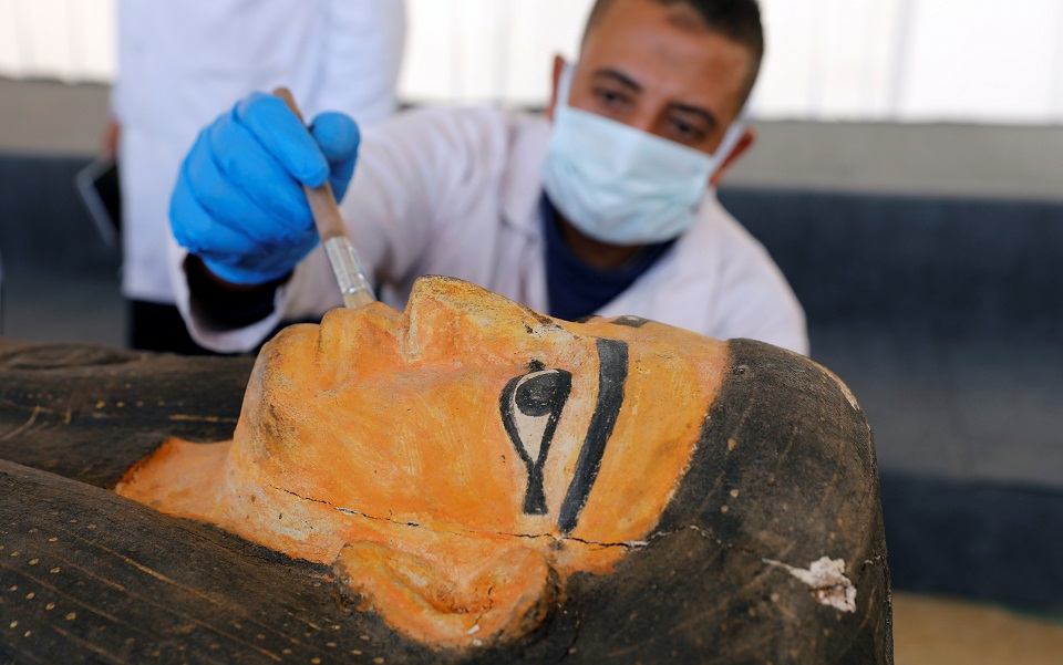 αίγυπτος-ανεύρεση-δεκάδων-σαρκοφάγω-561159475