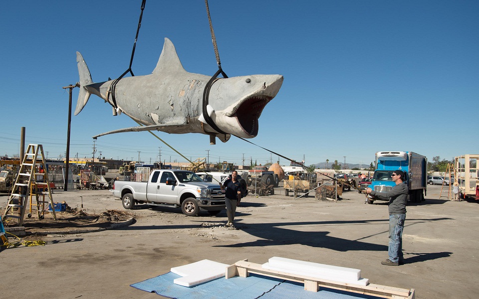 τα-σαγόνια-του-καρχαρία-ανοίγουν-ξαν-561172462